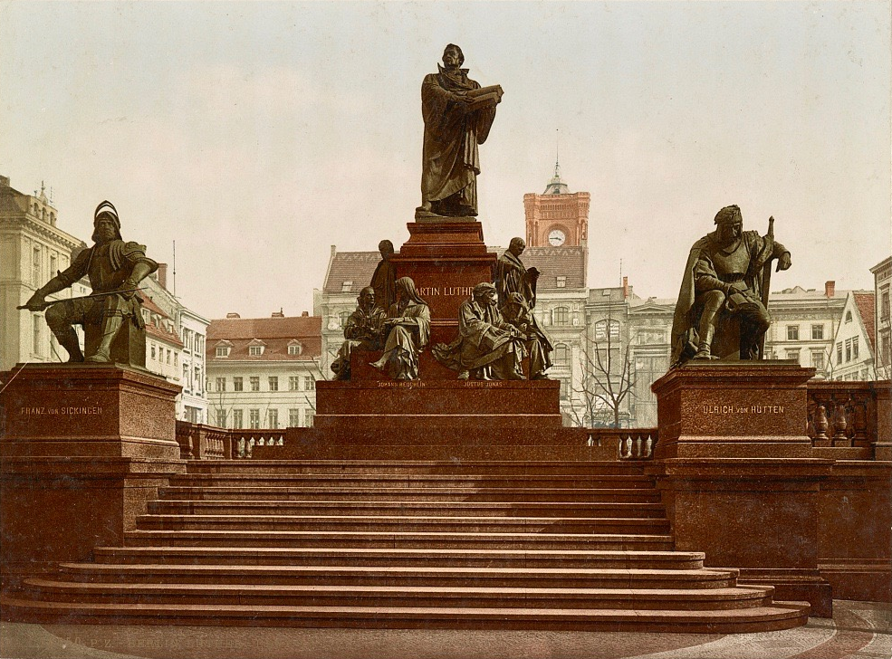 Lutherdenkmal am Neuen Markt, dahinter der Turm des Roten Rathauses, um 1900